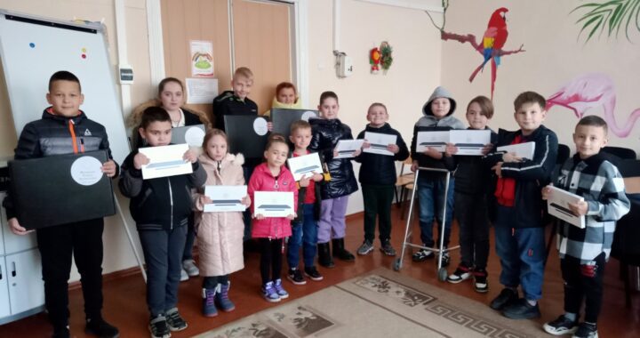 Фундація Олени Зеленської подарувала ноутбуки та планшети дітям Воскресенської територіальної громади